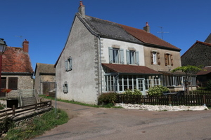 Charmante maison mitoyenne entièrement rénovée Ref # CR5619BS 