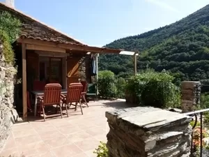 Maison de caractère avec vues, terrasses et jardin.  Ref # 09-6917 