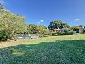 Villa avec parc, vue et piscine chauffée Ref # 06-731114 