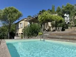 Maison avec vues et piscnine près de la nature et commodités Ref # 11-2533 