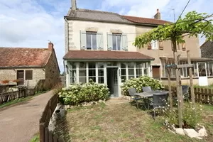 Charmante maison mitoyenne entièrement rénovée Ref # CR5619BS 