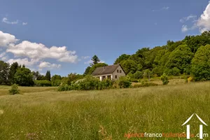 Au bord du village, mais surplombant la campagne Ref # Li813 