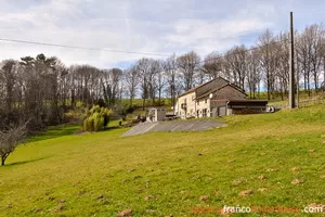 Seule sur la colline et une vue splendide Ref # Li821 
