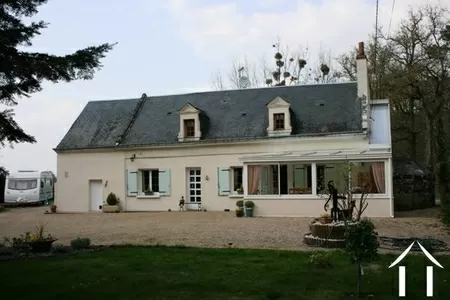 La propriété est située sur une ruelle de campagne avec un certain nombre de voisins (aucun n'est trop près). Cette longère est construite en pierre à chaux de tuffeau avec un enduit (crépi) et un toit en tuiles d'ardoise. Les fenêtres (fenêtres dormer) sont construites avec de la pierre à chaux de tuffeau taillée.   