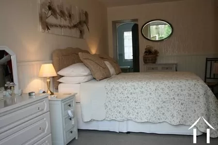 La chambre à coucher principale du rez de chaussée a une salle d'exposition attenante et un dressing de plain-pied.   