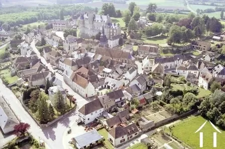 Située dans une des régions les plus pittoresques du nord de la France, la propriété est commode pour atteindre Paris, la vallée de la Loire, Chartres, et le Mans. Le village entier est un emplacement historique classifié, préservé des constructions moderne, des lignes à haute tension, etc... alors que le village est petit, il offre toujours les services essentiels comprenant une boulangerie, un bar, un restaurant, une petite épicerie, un docteur, deux banques, un bureau de poste et un salon de coiffure.   