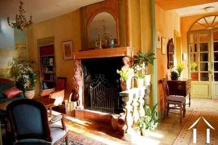 L'entrée et le salon mène aux pièces principales de la maison/réception du B&B.   