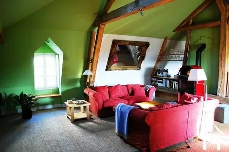 Il y a plus de 80m2 d'espace ouvert à ce niveau ; couplé aux hauts plafonds, cet appartement offre un sentiment de grandeur!  