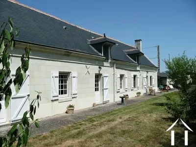 Située presque sur les rives de la Loire, cette ferme en pierre à chaux est d'un style traditionnel de la région. Ce qui rends cette propriété particulière est la qualité de la rénovation et du niveau de la finition. Elle est en excellent état, à l'intérieur et à l'extérieur, et est immédiatement habitable. Il n'y a pas beaucoup de propriétés sur le marché telle que celle là et à ce prix !   