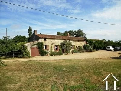 La maison est classique de la région du sud de la Loire. Construite à partir d'un mélange de pierre à chaux, de grès et de silex, elle a un toit en tuiles de terracotta. À l'origine, c'était une ferme, la propriété comporte une grande grange ouverte à une extrémité et se situe en face des annexes  