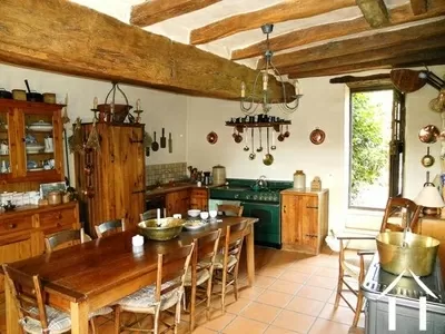 La maison de famille a un bon nombre de dispositifs traditionnels. La pièce maîtresse est la cuisine, qui a accès à la cour (à l'avant) et une petite terrasse et un jardin privés à l'arrière pour y manger.   