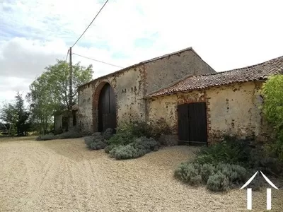 Les annexes, faisant face à la maison et faisant partie d'une cour abritée.  