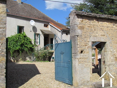 Portail d'entrée dans la cour privative et porte piéton