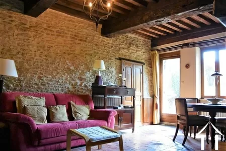 séjour avec tomettes, poutres et pierre apparentes