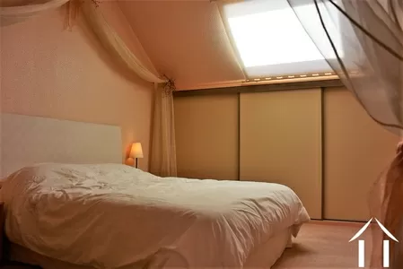 chambre principale à l'étage avec placards