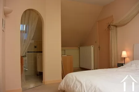 chambre principale avec salle de bains