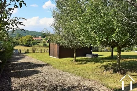 grand abri au fond du jardin