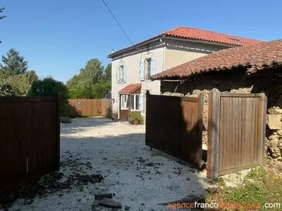 Domaine avec 3 maisons Ref # Li1010