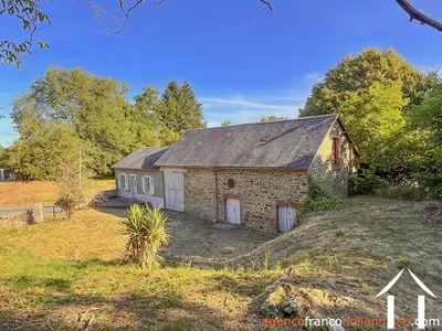 Fermette de village 85 m² avec granges et 3000 m² Ref # Li1048 