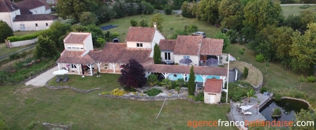 Villa de plain-pied, gîte, piscine et 4,2 ha Ref # Li1068 