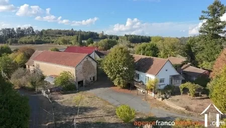 Maison avec piscine et grande grange Ref # Li1074 