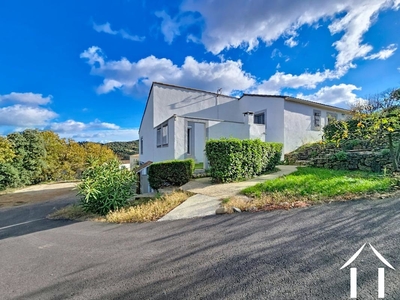 Villa au calme, rénovée d'une manière contemporaine avec piscine et vues dégagées. Ref # EG06-761042 