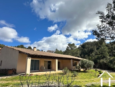 Surprenante villa de plain-pied avec de belles vues sur la nature et un paysage vallonné et Méditerranéen. Ref # EG09-6846 