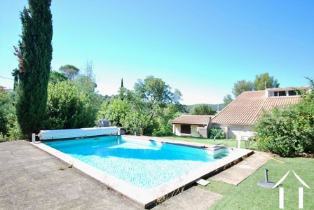 Villa de style méditerranéen avec piscine au calme, à seulement quelques centaines de mètres du centre de Roquebrun dans le Parc Naturel du Haut Languedoc. Ref # EG09-6903 