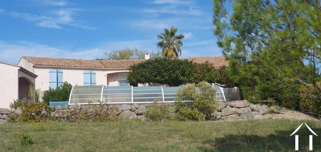 Villa de plain-pied avec piscine couverte et vues dans un environnement particulièrement paisible. Ref # EG09-6959 