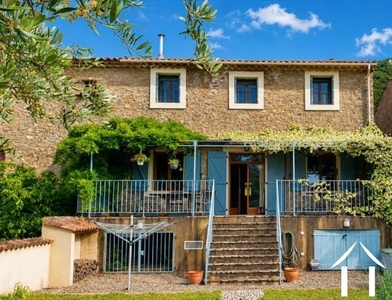 À Roquebrun, ancienne remise viticole remarquablement rénovée avec vues, piscine et près des commodités et les plages

Située au centre du village, elle déploie néanmoins en toute discrétion un vaste espace jour donnant sur une terrasse joliment o... Ref # EG09-6990 