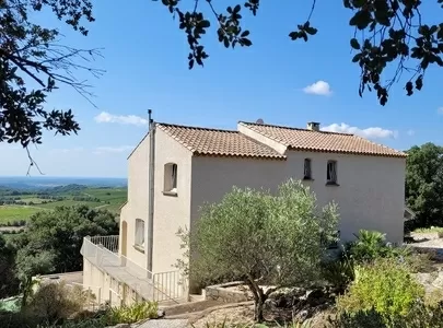 Villa avec VUES DOMINANTES

Jolie villa, en bon  état ,  sur un terrain de 2.746 m², située dans un endroit magnifique et unique à flanc de colline avec vues panoramiques sur une partie du Parc Naturel et Régional du Haut Languedoc et un paysage t... Ref # EG11-2546 