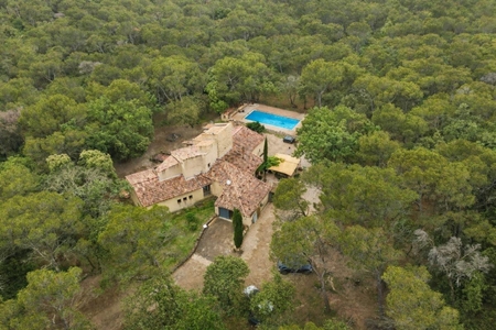 Un joyau architectural provençal niché au cœur d'une forêt méditerranéenne privée. Ref # EG11-2548 