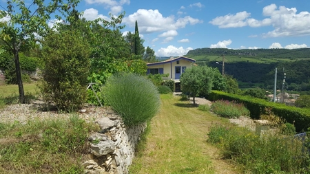 Dans un joli paysage Méditerranéen, vallonné et privilégié , en lisière d'une petite ville , se situe ce mazet d'une surface d'environ 37 m² sur une parcelle de 1.397 m²  semblant se fondre avec la nature environnante. Ref # EG11-2549 