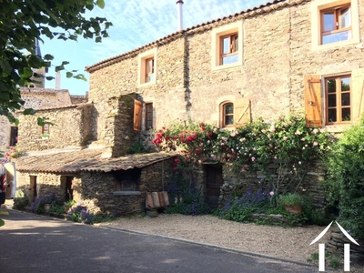 Maison de caractère entièrement rénovée et modulable avec 3 jardins, terrasse et annexes. Ref # EG11-2555 
