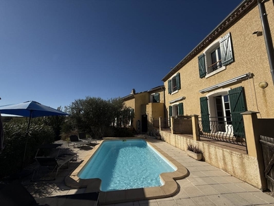 Villa de composition exceptionellle avec jolie vue piscine , 2 piscines et 2 gîtes entièrement équipés

Cette propriété unique est située au calme, en lisière d'un petit chemin, dans un quartier résidentiel, proche du bourg viticole de Magalas. Ref # EG11-2556 