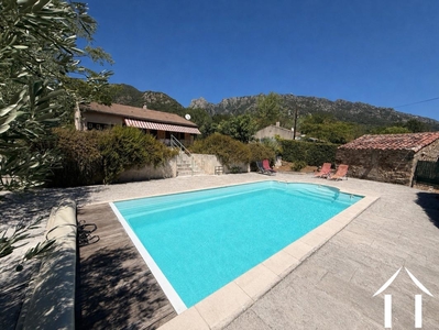 Villa individuelle avec piscine, terrasses, annexe et vues dans un quartier résidentiel. Ref # EG11-2559 