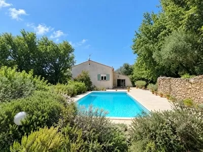 Villa méditerranéenne de plain-pied avec piscine, au pied du majestueux Carroux. Ref # EG11-2562 