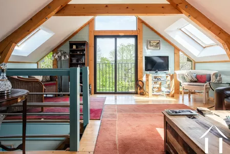 Salon, avec vues sur la vallée et les collines environnantes