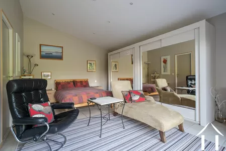 Au rez-de-chaussée, chambre principale avec sa salle de bains