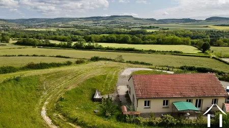 vue aérienne derrière la maison vers la vue de la vallée