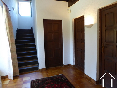 grand hall d'entrée avec escalier en pierre