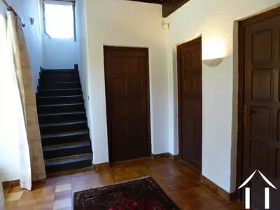 grand hall d'entrée avec escalier en pierre