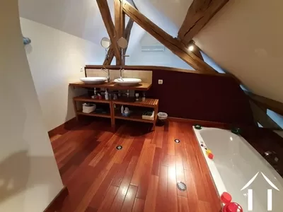 salle de bain chambre pincipale avec baignoire intégrée et douche