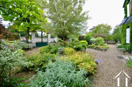 cour devant la maison