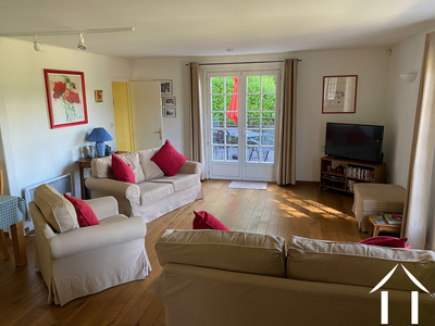 Salon et portes-fenêtres vers la terrasse