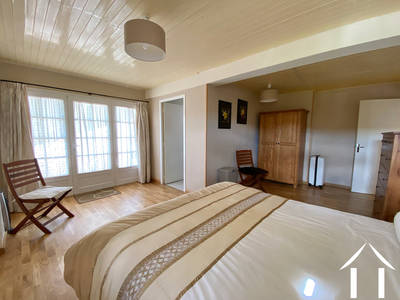 Chambre principale avec porte-fenêtre vers la plateforme d'arrivée, vue 1