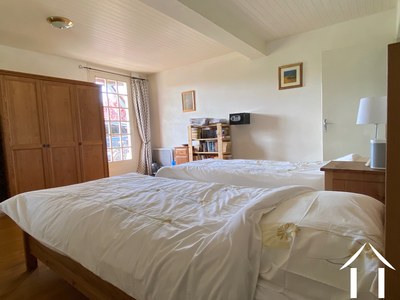 Chambre 2 avec porte-fenêtre sur la plateforme d'arrivée