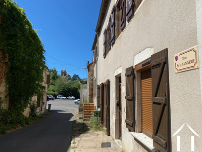 Rue de la Tannerie, en face de la porte d'entrée. Au fond le parking du pâquier de la rivière