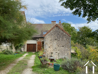 La maison vue du chemin d'accès