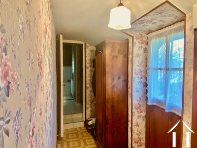 Couloir au rez-de-chaussée, à droite la porte vers le jardin, au fond, la salle de bains